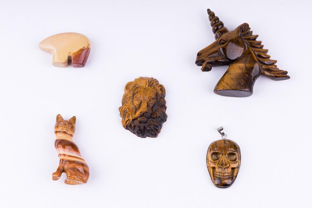 Carved Tiger's Eye & Marble Figurines & Pendant: Carved tiger's eye and marble figurines and pendant. Tiger's eye skull pendant in addition to 4 other items including unicorn, lion, bear and cat. Unicorn measures approx 3.75" H.