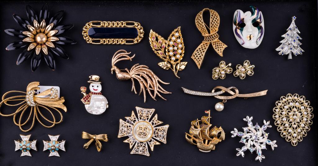 Vintage Gold Tone & Silver Tone Jewelry: Vintage gold tone and silver tone jewelry includes names such as Pastelli, BSK, Monet, Coro, Les Bernard, Sarah Cov.