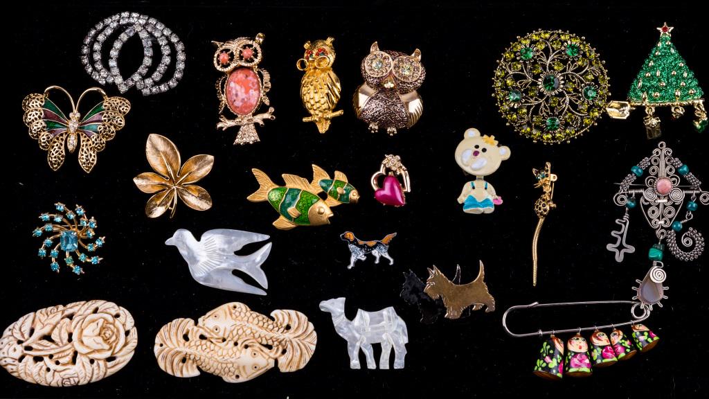 Vintage Costume Jewelry Brooches: Lot includes a variety of brooches with animal themes. Names include Monet, LR, Coro, Gerry's. There is also a single signed (illegible) rhinestone shoe clip.