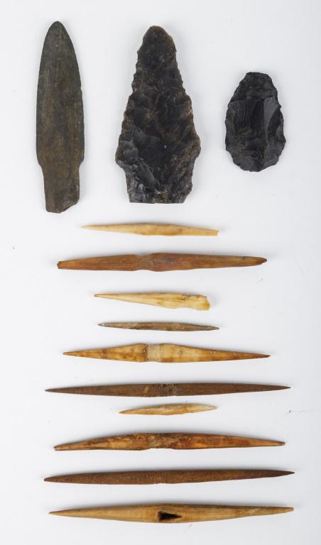 Antique Inuit Arrowheads & Bird Snares: Antique Inuit inupiaq (Inupiak) artifacts from Savoonga, Wales & Koyuk, Alaska. Lot consists of one flint bear point, one flint thumb scraper, a slate harpoon head, 7 bird snares (3 in perfect conditi