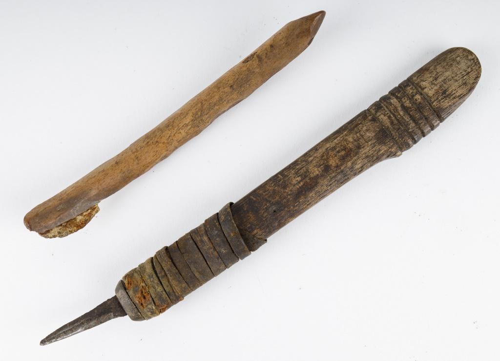 Antique Inuit Crooked Knives: Antique Inuit inupiaq (Inupiak) artifacts from Savoonga, Wales & Koyuk, Alaska. There are two crooked blades including on weather wrapping with decoration (approx 1.25"). The other is antler (with oxi