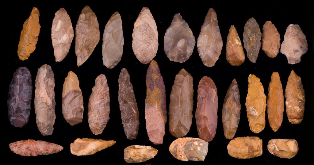 Mesolithic & Neolithic Flint Knives / Blades (29): This lot consists of 29 pieces including knives, points, scrapers and blades in colorful flints, quartzite and jasper. Largest blade 3.75" L.