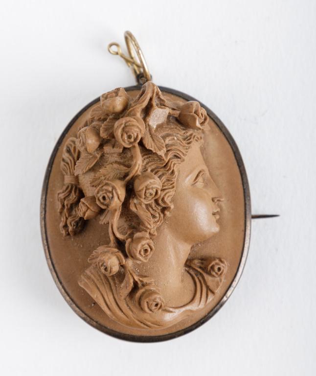 Antique Gold Lava Cameo Brooch/Pendant (1 of 2)