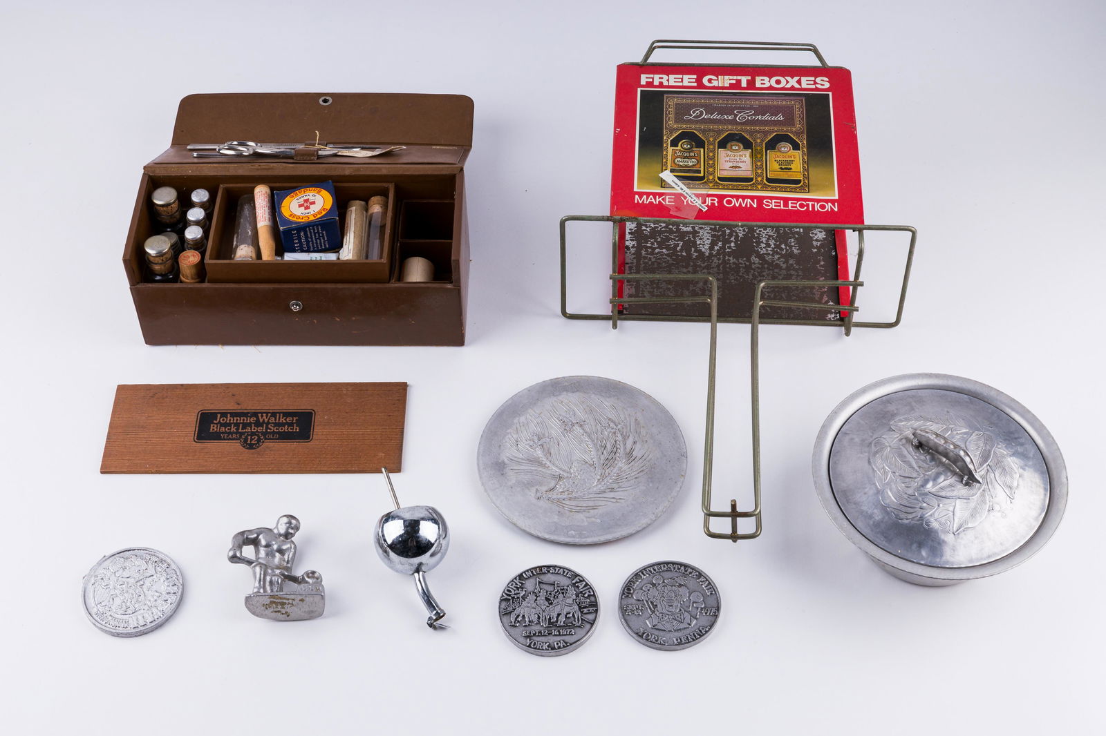 Vintage Medical, Kitchen Ware & Advertising: Lot includes a vintage first aid kit in original case, Jacquin's liquor advertising stand, Everlast forged aluminum trivet, Everlast forged aluminum covered bowl with glass liner, three York Fair souv