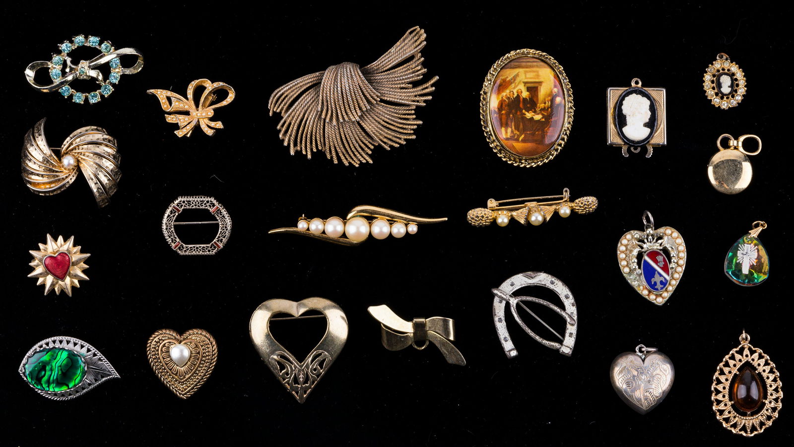 Vintage Brooches & Pendants: Lot of vintage brooches (14) and pendants (7) includes names such as Monet, Coro and Sarah Coventry.