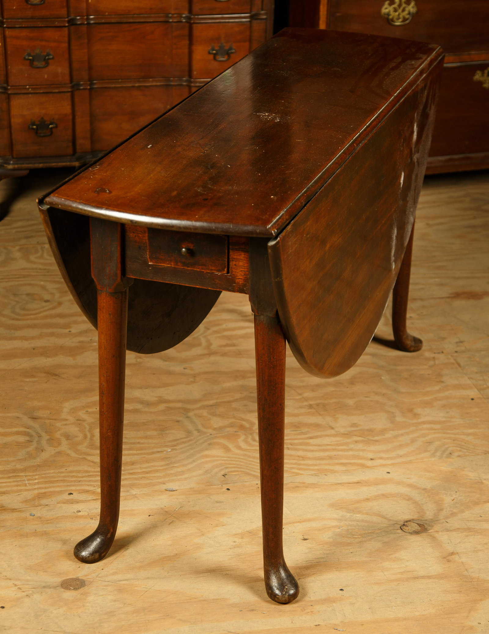 Queen Anne Drop leaf Table, Period English: This is a mahogany Queen Anne, period Englsih, drop leaf table. It measures 27 1/2" H x 44" L x 15" D (closed) and 49" (open). Complete table, but has a loose top (missing screws). Furniture Pick-up A