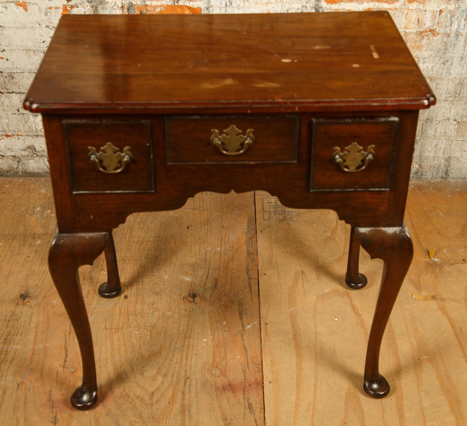 Queen Anne Cabinet Made Mahogany Lowboy: Queen Anne cabinet made mahogany lowboy measures approx 29" H x 28" W x 17 1/2" D. Some scratches on top. Furniture Pick-up Availability-We will have staff available at our Hay Street Location on Thur