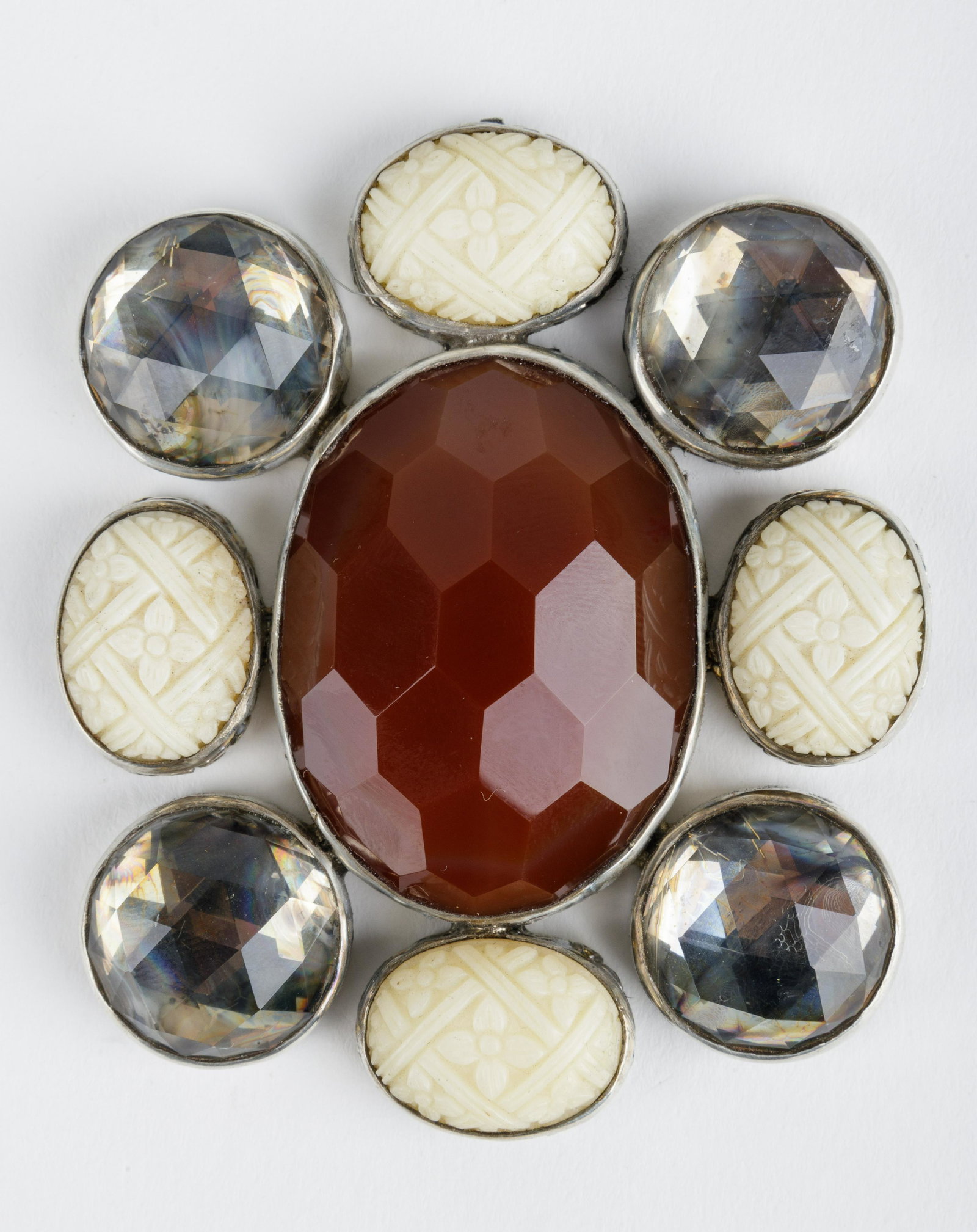 Stephen Dweck Pendant: Stephen Dweck sterling silver pendant measuring approx 2.5” x 3”. Pendant is missing clasp and being sold as found. Weighs approx 105g.