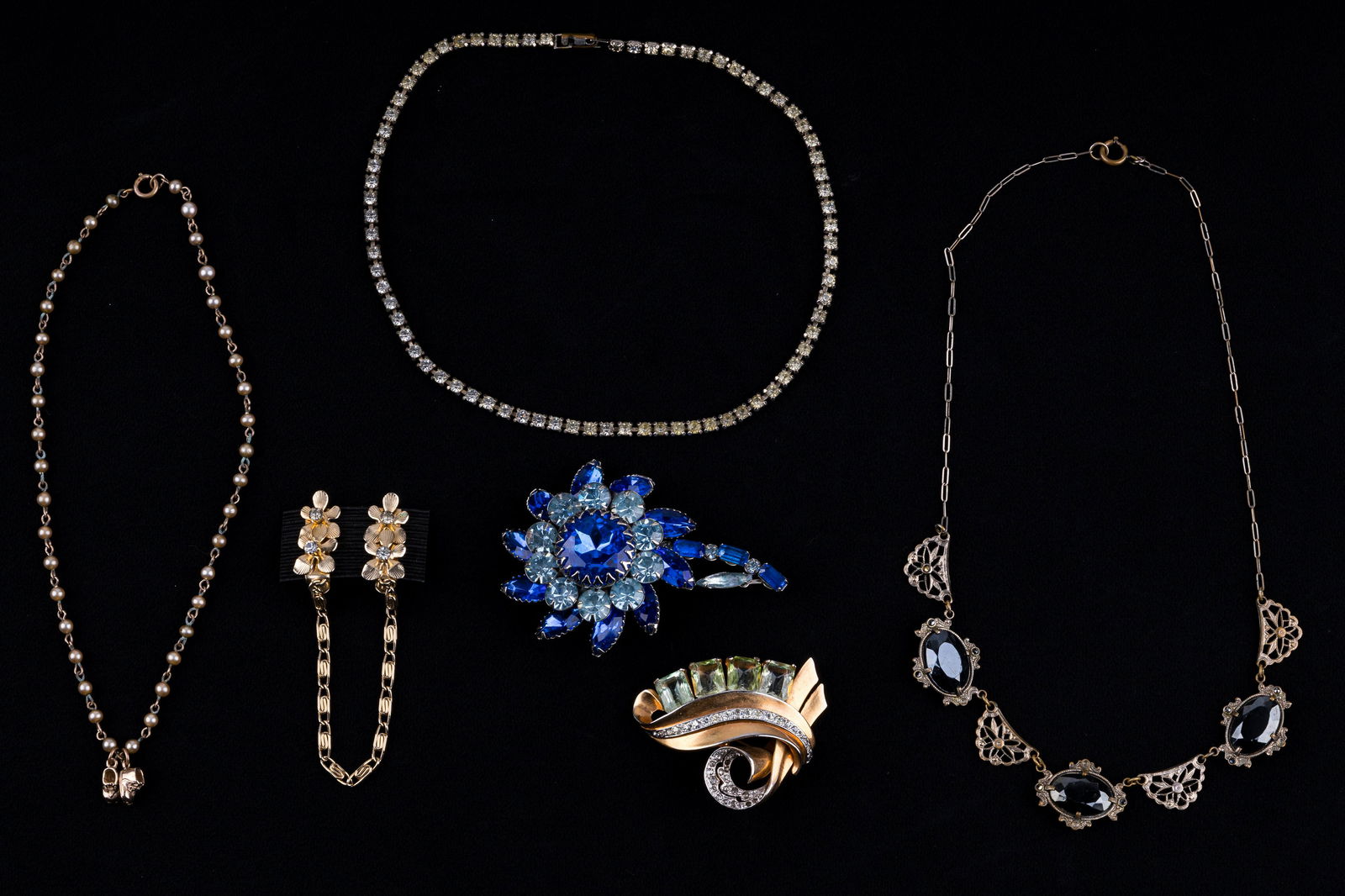 Antique and Vintage Jewelry: Antique and vintage jewelry featuring a Mazer double prong gold tone fur clip with 4 pronged light green emerald cut rhinestones and clear rhinestone accents, a 13" childs necklace with faux pearls an