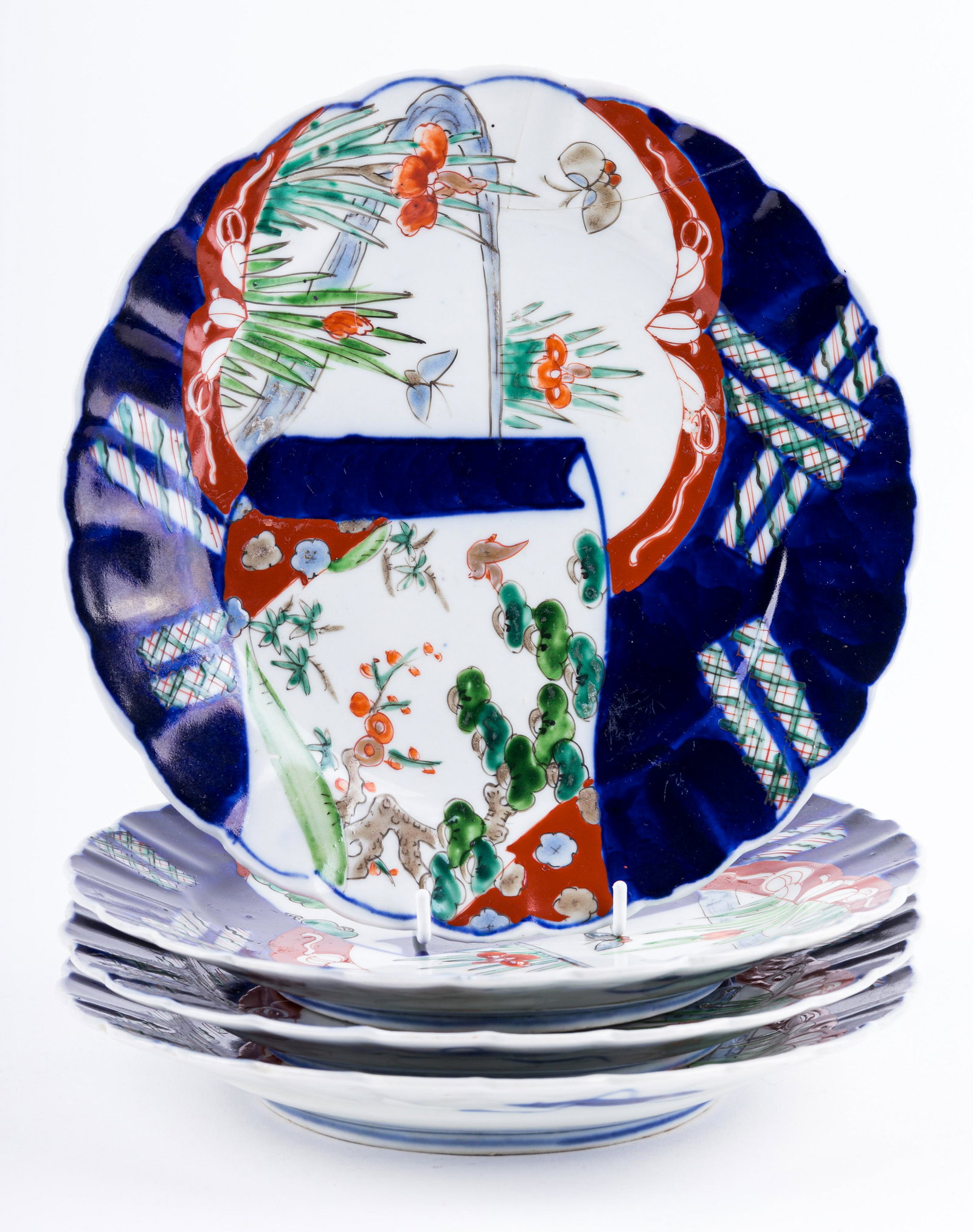 Japanese Imari Plates (4): Set of four Japanese Imari plates, each measuring approx 8.5" dia.