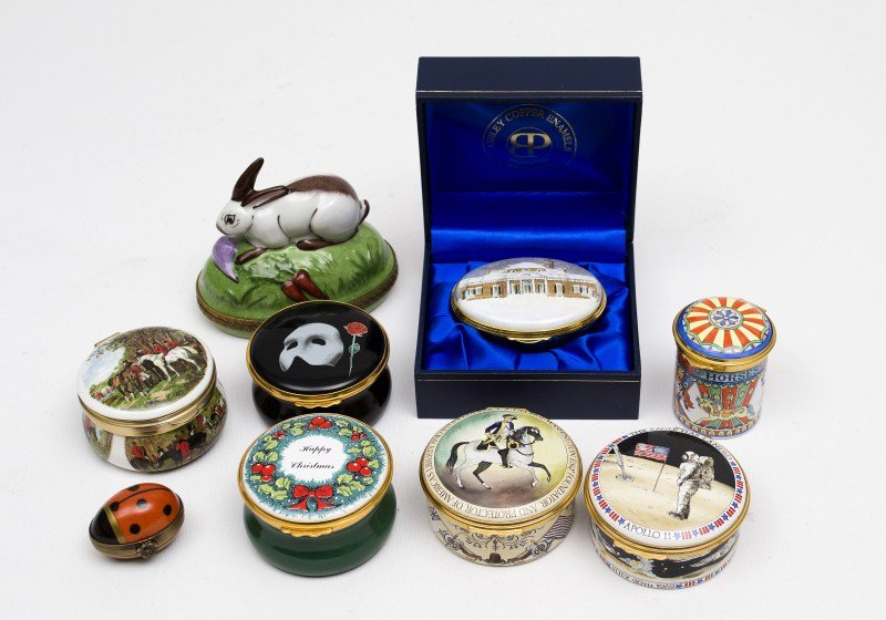 Enamel Trinket Boxes: Eight enamel trinket boxes including one Ashley Copper Enamels in original hinged case, one Eximious with hunting scene, two Halcyon Days, one of George Washington and one of the Apollo 11 landing, on