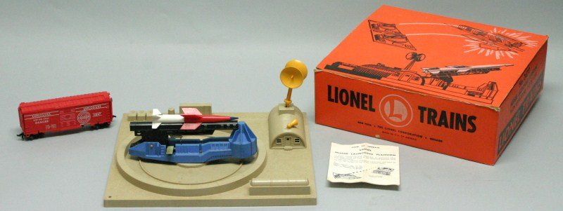 Lionel #0470 Missile Launching Platform: Lionel #0470 Missile launching platform with exploding target car and original instructions and box