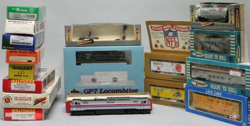 Assorted Boxed Train Lot: Assorted train lot includes 2 engines, 14 cars and a block signal. Bachmann; Mantua; varney; American gk, etc