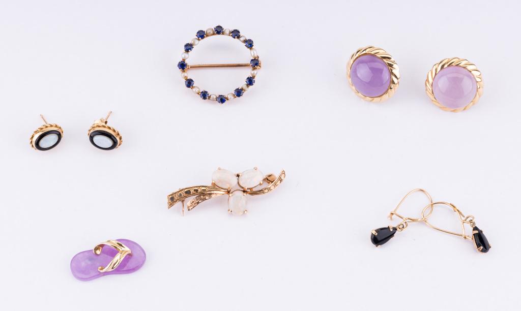 Gold Jewelry w/ Lavender Jade, Opals & More: Lot of 14K and 10K gold jewelry including a pair of lavender jade post earrings, lavender jade sandal pendant, three opal brooch, opal and onyx post earrings, onyx dangle earrings and circular brooch
