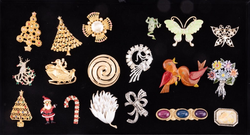 Crown Trifari, SC & More Costume Brooches (1 of 4)