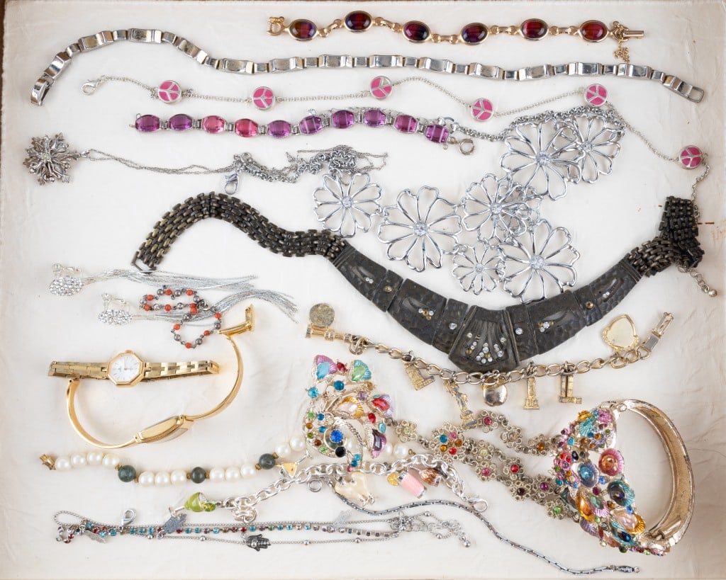 Necklaces, Bracelets, Watches & More Costume (1 of 4)