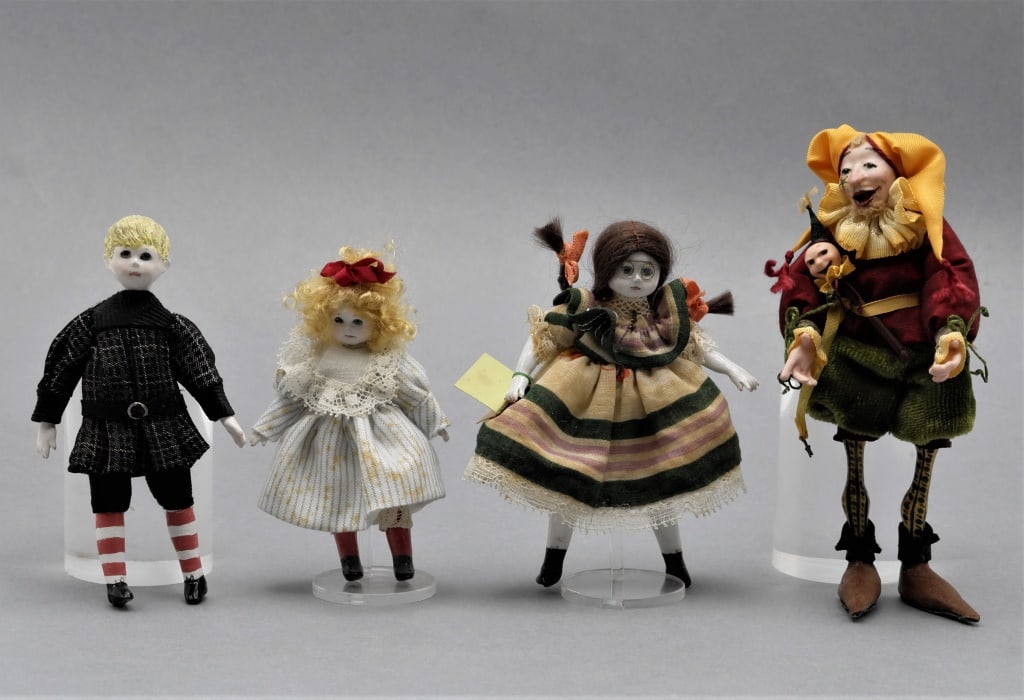 Artisan Dolls (4) Dollhouse Miniatures (1 of 3)