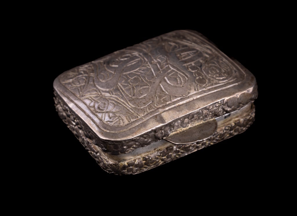 India Silver Pill Box: Small pill box with engraved design approx 2" x 1.5". Unmarked. Approx 31.8 grams. Consignor lived in India.