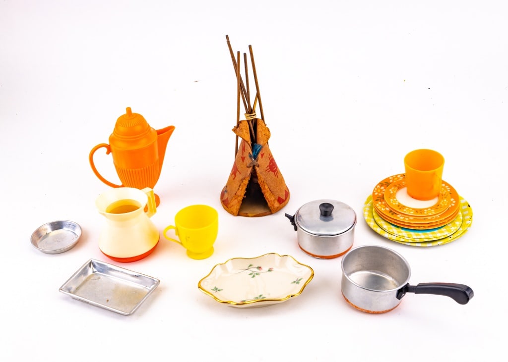 Child's Vintage Tea Sets, Tee Pee & More: Vintage miniature tea sets including 5 plates with daisy (largest approx 6.5" dia), 5 plastic orange plates, Aluminum Specialty Manitowoo Wisconsin orange cup, coffee kettle, two aluminum pots (approx