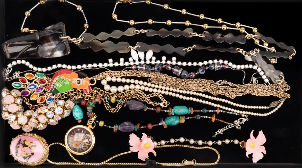 Turquoise, Semi-Precious & More Necklaces (12): 12 pieces incvluding necklaces, pendants and a scarf clip, sampling including P.D. Crown pendant with real dried flowers, enameled dangle parrot, carved tribal horn, P.D. Crown gold and silver tone ne