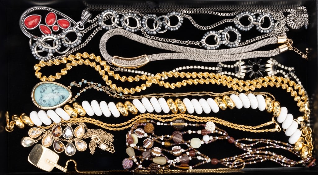 Gold Tone & Silver Tone Necklaces (11): 11 gold tone and silver tone necklaces including P.D. Crown gold tone, Chaps gold tone and rhinestone, Avon gold tone and more.