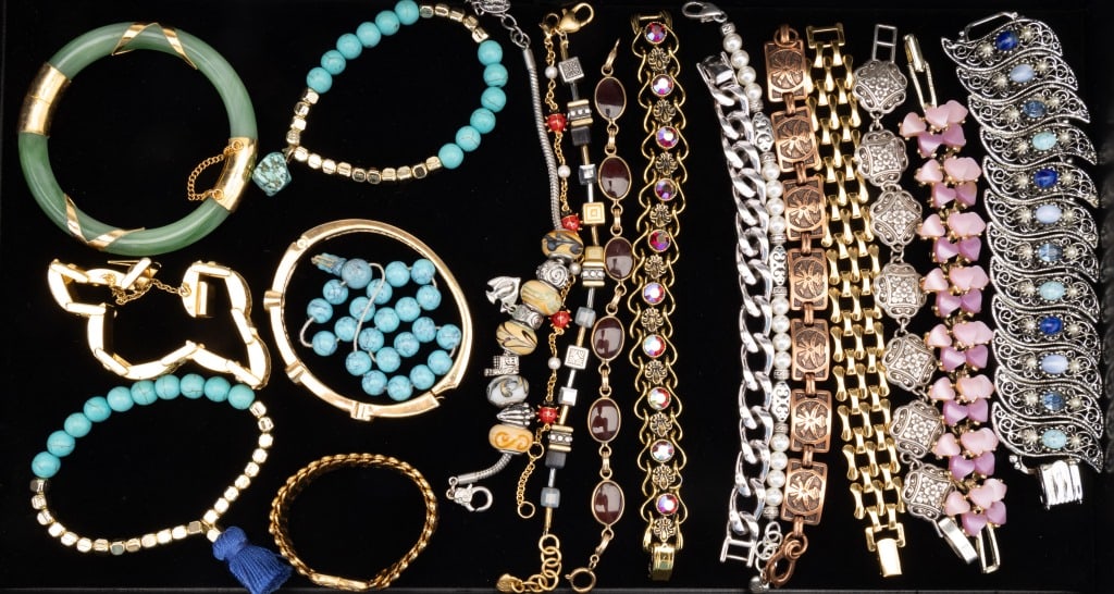 Costume Jewelry Bracelets (19): 19 costume bracelets including 3 that are howlite (no jade) along with gold tone, silver tone, glass and more.