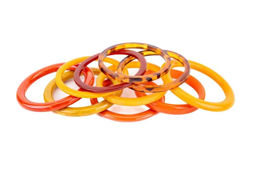 Bakelite Vintage Bangle Bracelets (10): Lot of 10 vintage Bakelite bangle bracelets in various hues. See photos.