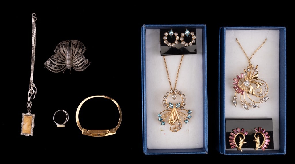 Victorian Sterling & Gold Tone Jewelry: Antique Victorian sterling butterfly brooch marked made in Mexico. There is also a sterling adjustable scrimshaw ring, Siam style hinged bracelet and two gold tone necklace and earring sets.