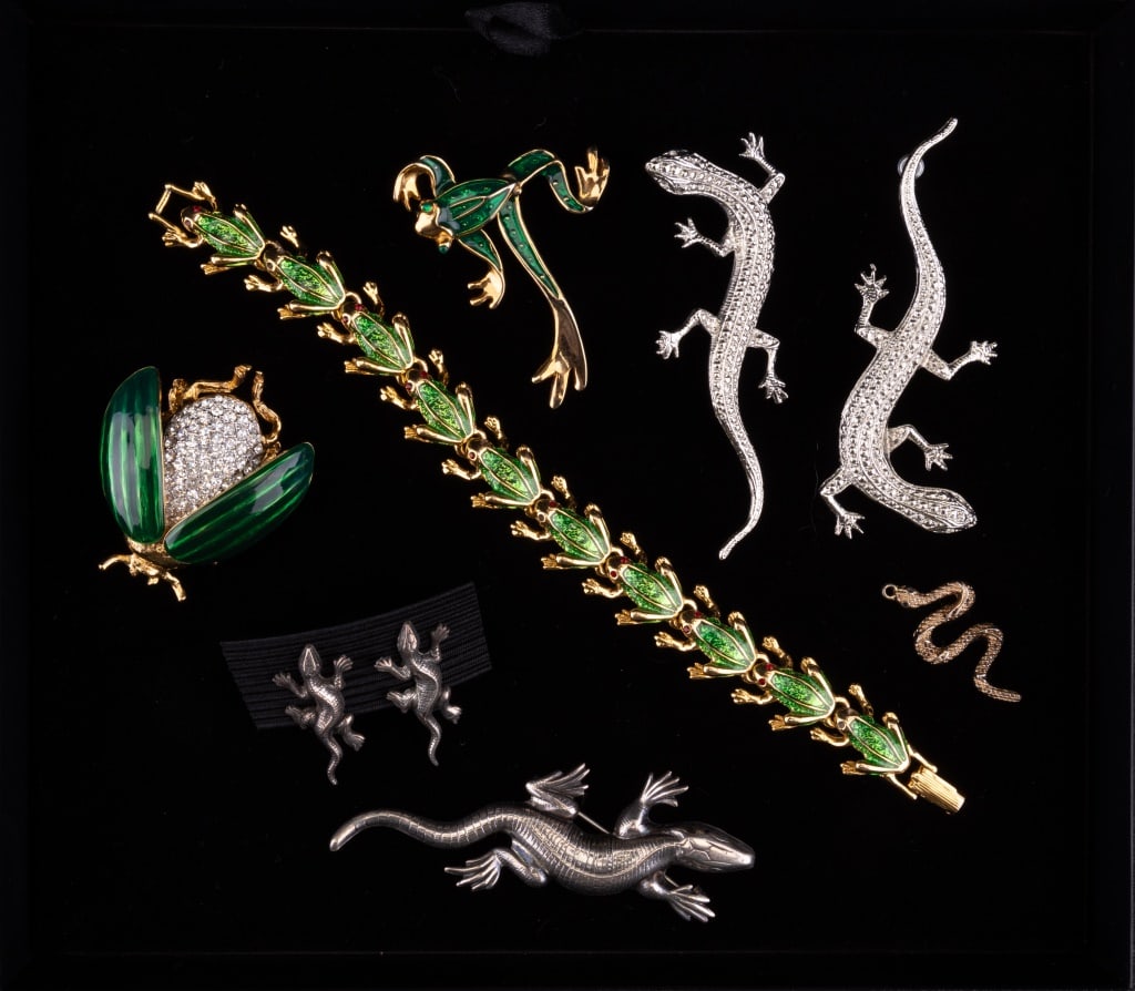 Reptile, Frog, & Beetle Jewelry: A tray of reptiles, frogs, and beetle jewelry featuring a vintage 3" Lang sterling komodo dragon pin with matching screw-back earrings, a reticulated and enameled frog pin, a Kenneth J Lane 7 1/4" ena