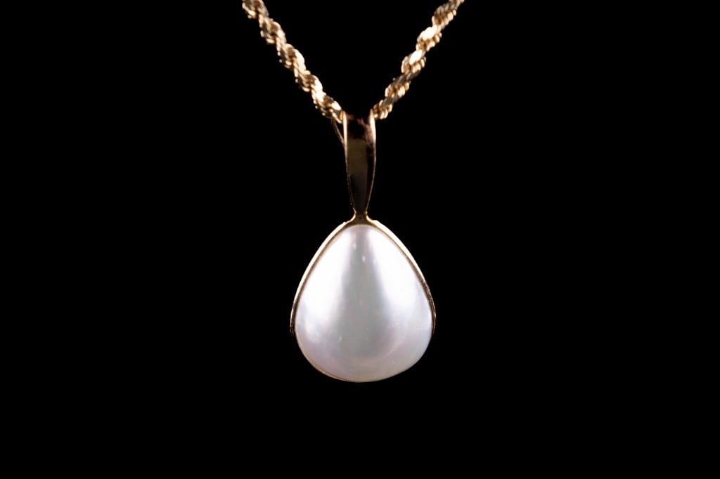 14K Gold Necklace with Blister Pearl: A 14K gold 18" rope necklace (has solder repair) with a beautiful luster blister pearl pendant. Chain 2.13 DWT and pendant 1.85 DWT
