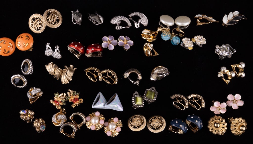 30 Pairs of Clip Earrings: Includes gold tone, silver tone, rhinestone, painted and floral clip earrings. Some names include Coro, Amerique, Sarah Coventry, Monet, Giovanni.