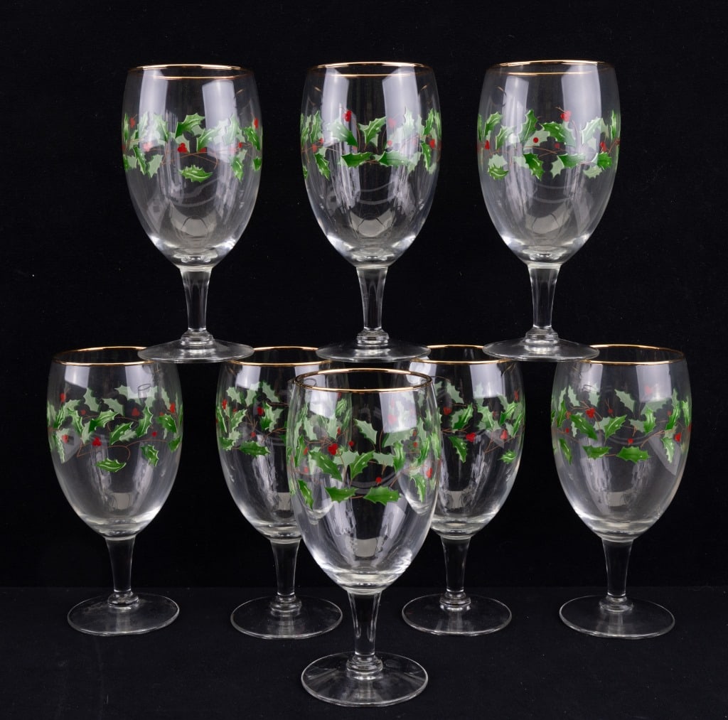 Lenox Iced Tea Goblets (8) Holly Berry / Holiday: 16 oz goblet Holly Berry Iced Tea Goblets / Glasses. Lenox Green Holly and Red Berry Design with band of gold trim. Design surrounds the glass. 7 " Tall X 3 1/4" in diameter. Bar Glasses. 8 pieces. Ch