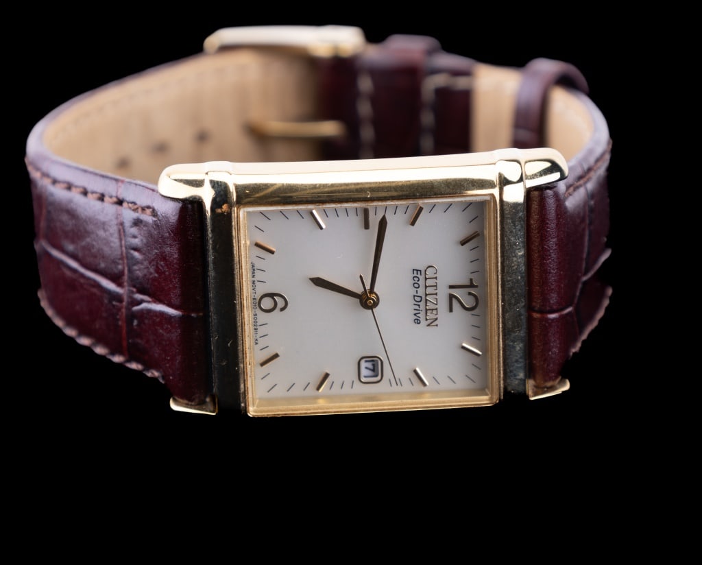 Citizen Eco-Drive Leather Watch: Citizen Eco-Drive water resistant date leather original strap watch in as found working condition. Watches have not been tested.