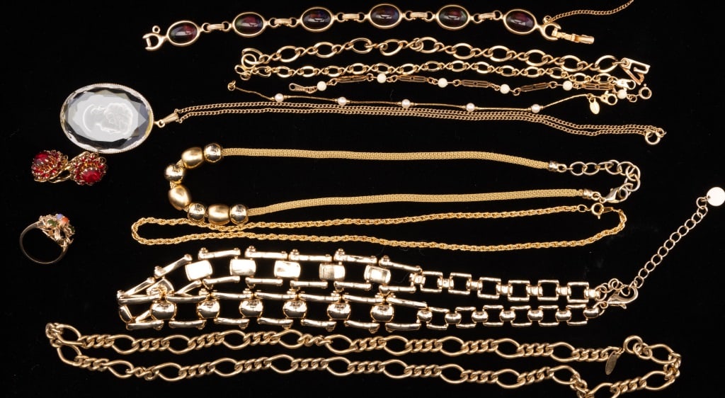Gold Tone Necklaces & Bracelets (1 of 7)