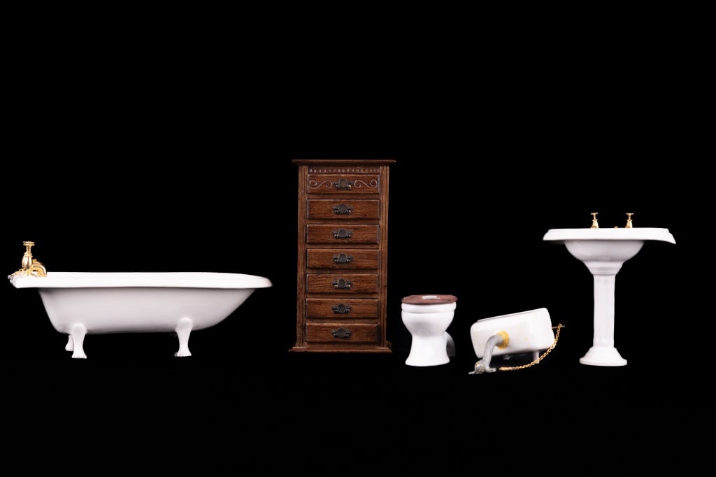 Vintage Bathroom Dollhouse Miniatures (1 of 10)