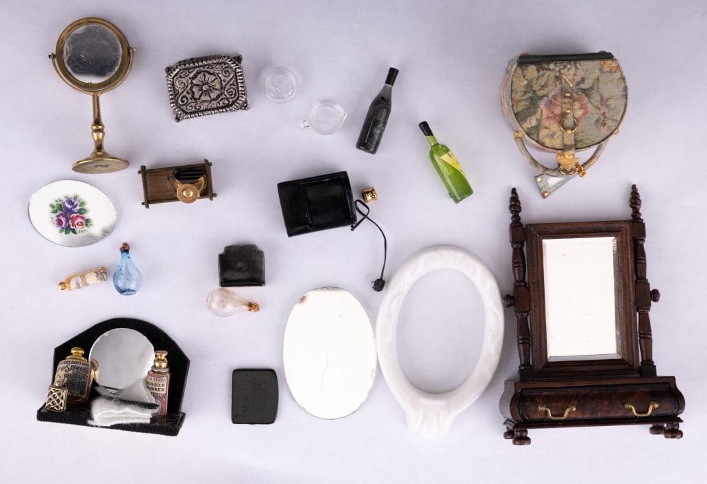 Mirrors, Shaving Kit & Other Miniatures (1 of 8)