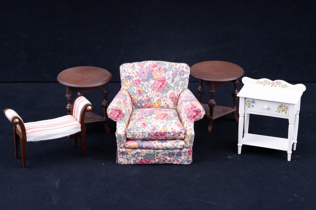 Hepplewhite Dressing Bench & Other Miniatures (1 of 14)