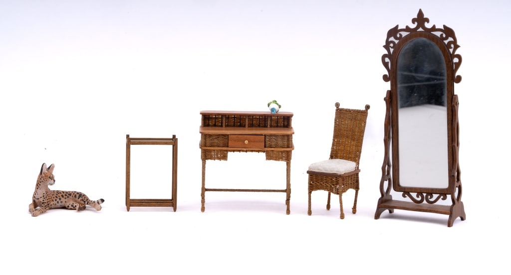Uncle Ciggie's Wicker Desk & Other Miniatures (1 of 8)