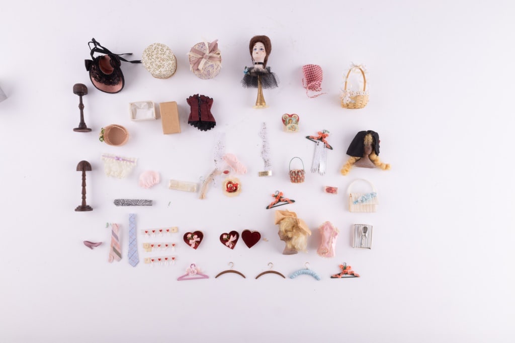 Lady's Accessories Dollhouse Miniatures (1 of 16)