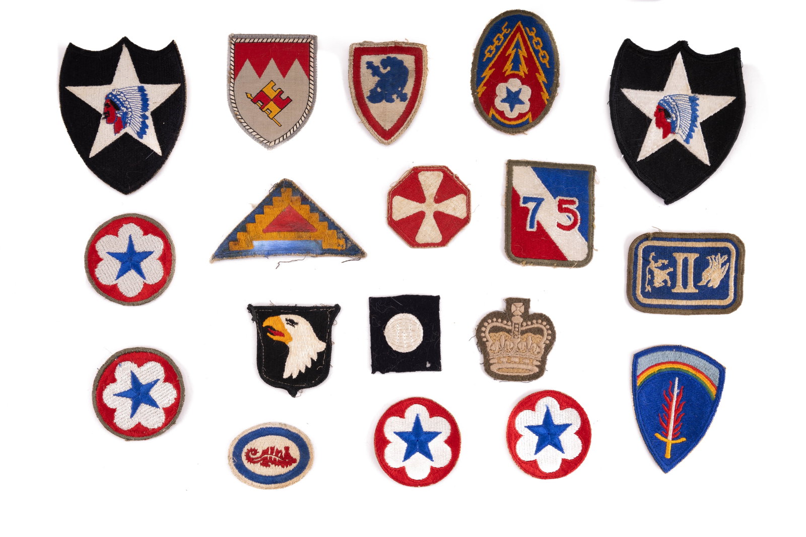 Vintage US Military Service Patches: 18 unsorted vintage US military and other patches from assorted service branches and conflicts.