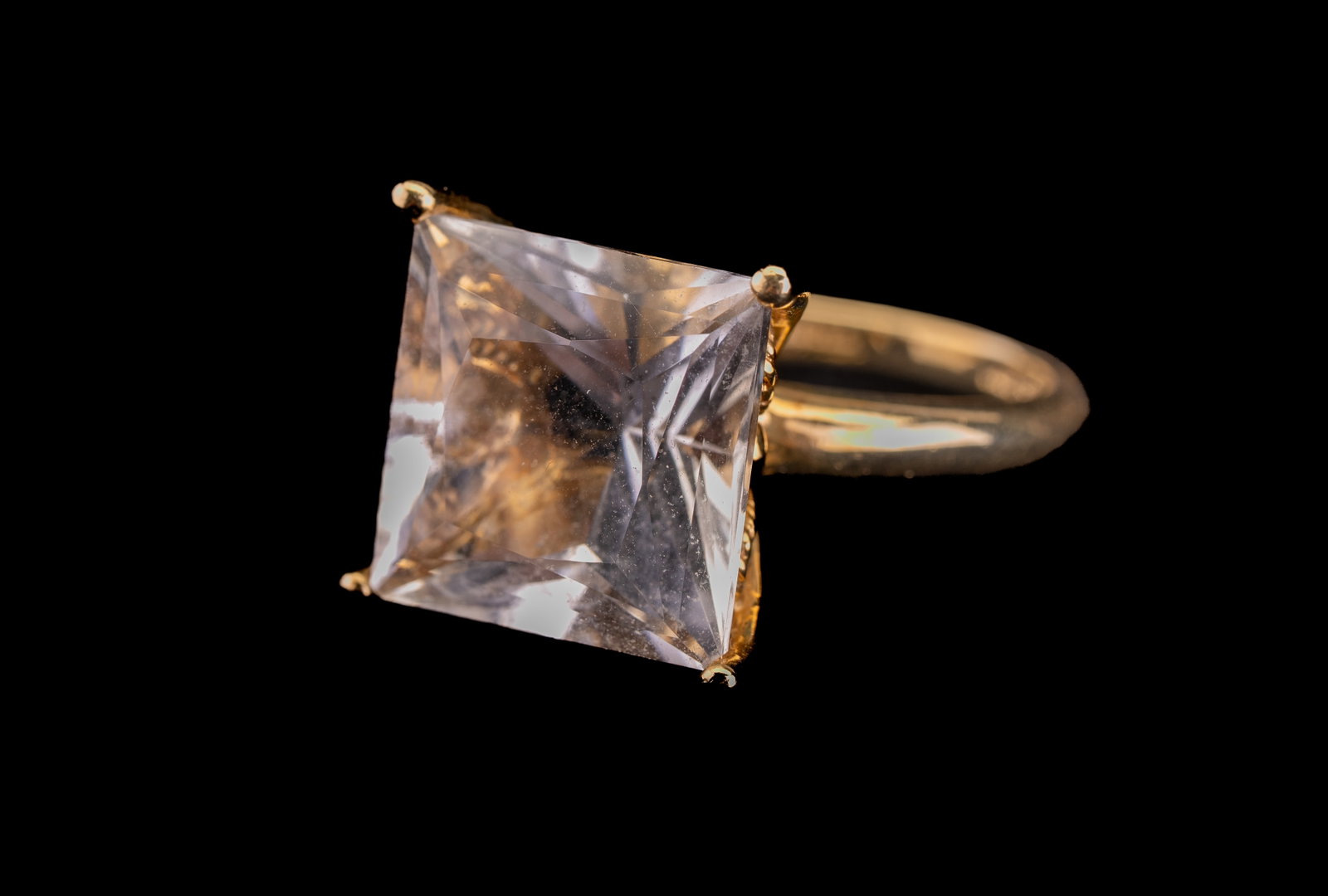 14K Gold Spinel Ring: 14k gold ring with a large, clear semi-precious stone testing in range of spinel. Stone measures approx 14mm x 14mm. Total weight of approx 6.6 grams. Size 7.5.