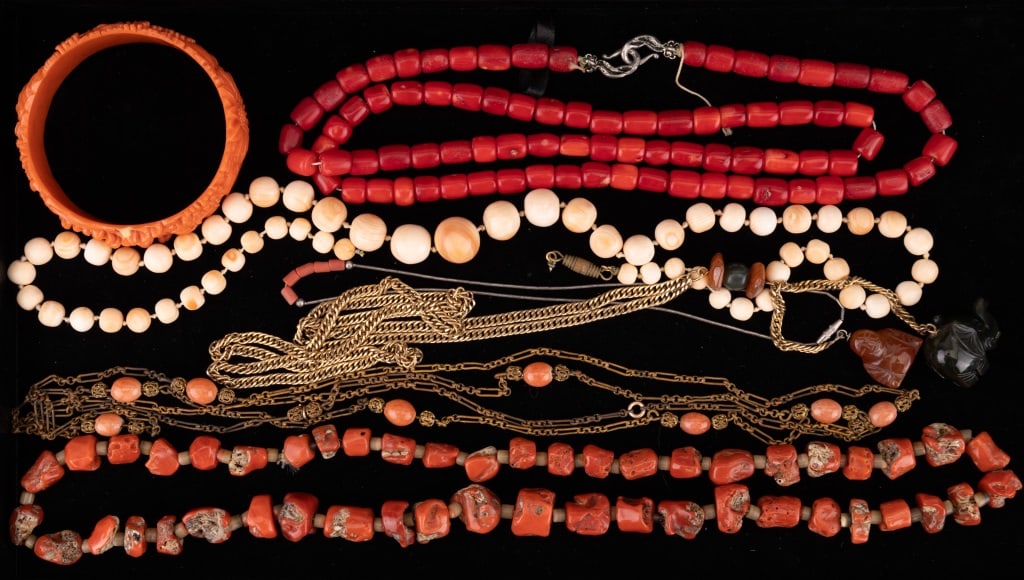 Vintage Coral & Coral Style Necklaces (1 of 7)