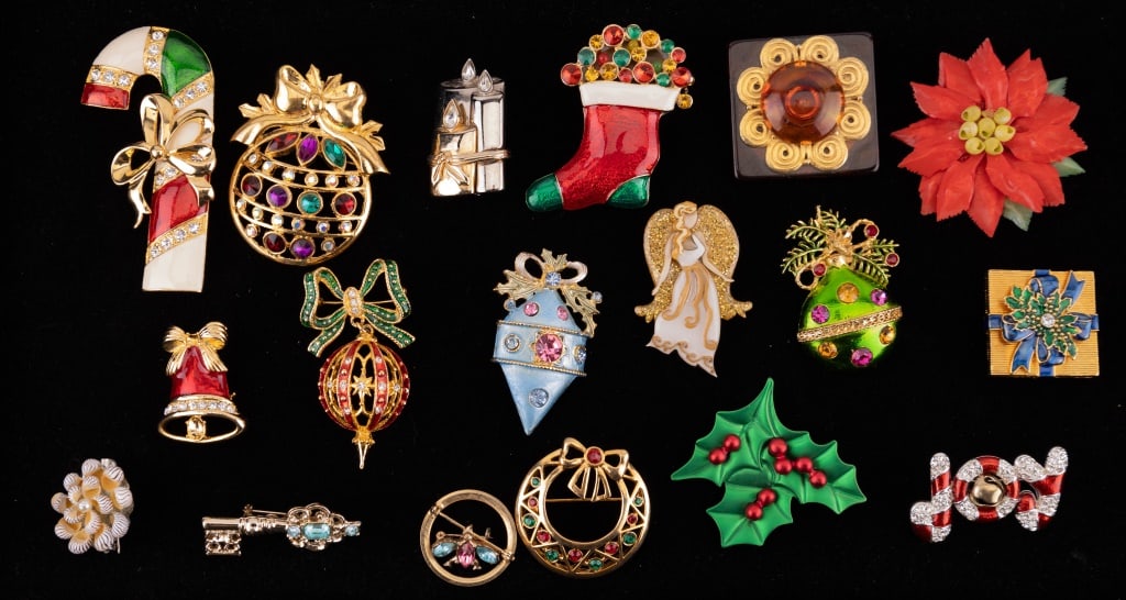 Vintage Christmas Holiday Brooches (1 of 4)