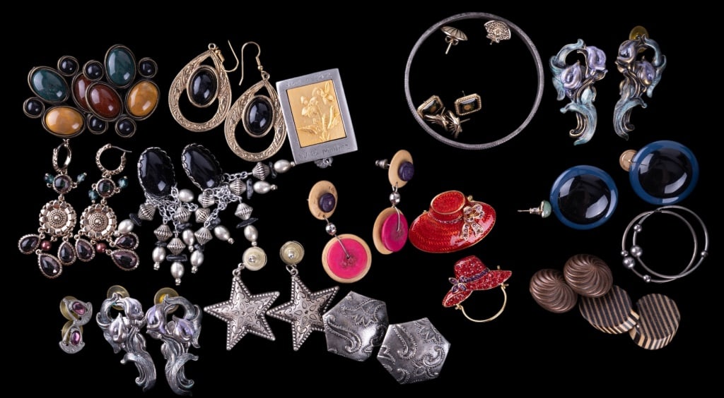 Costume Earrings, Brooches and More: Costume jewelry lot including earrings, bangle bracelet, brooches and more.