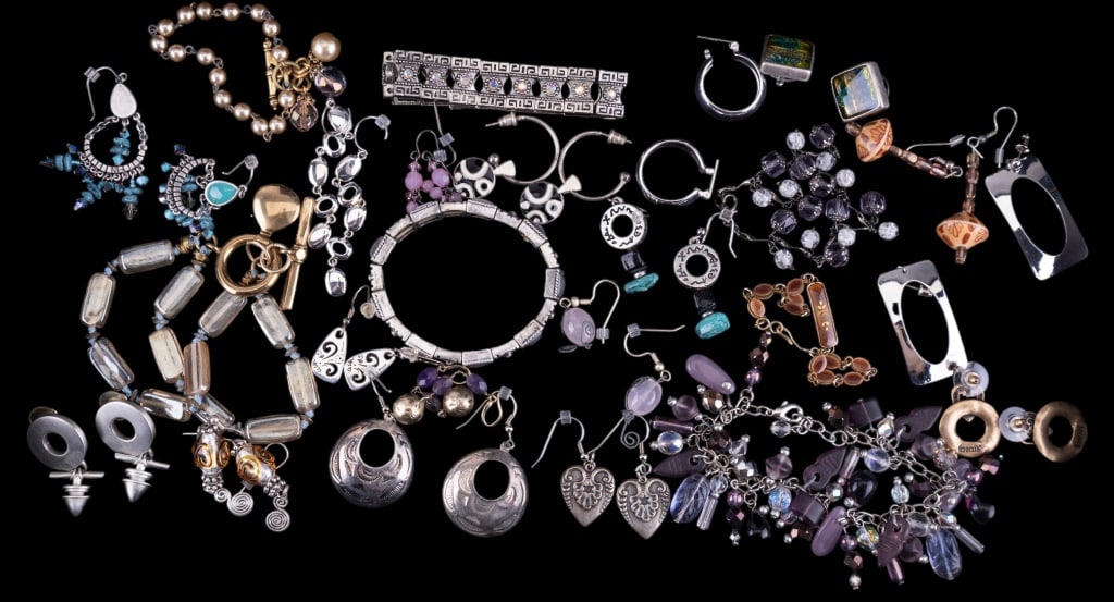 Costume Jewelry Earrings & Bracelets (1 of 5)