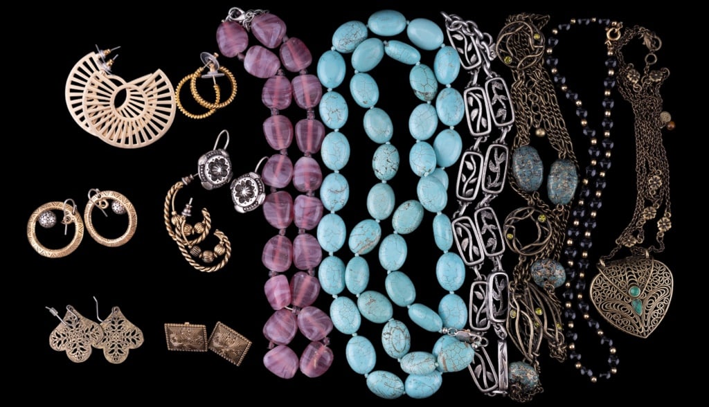 Turquoise, Stone & More Necklaces & Earrings: Lot of stone, gold tone, silver tone and more necklaces and earrings. Includes heart locket, long turquoise beaded necklace (approx 30" L) and more.