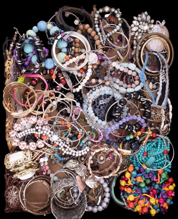 50+ Costume Jewelry Bracelets: Costume jewelry including approx 50+ bracelets.