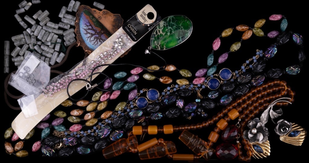 Bakelite & Vintage Necklaces: Early Bakelite totem pole with yellow butterscotch tubular wide bead Bakelite necklace and 2 loose large red amber faceted beads, Roxeanne '14 signed artisan copper necklace, rose brooch, and other pi