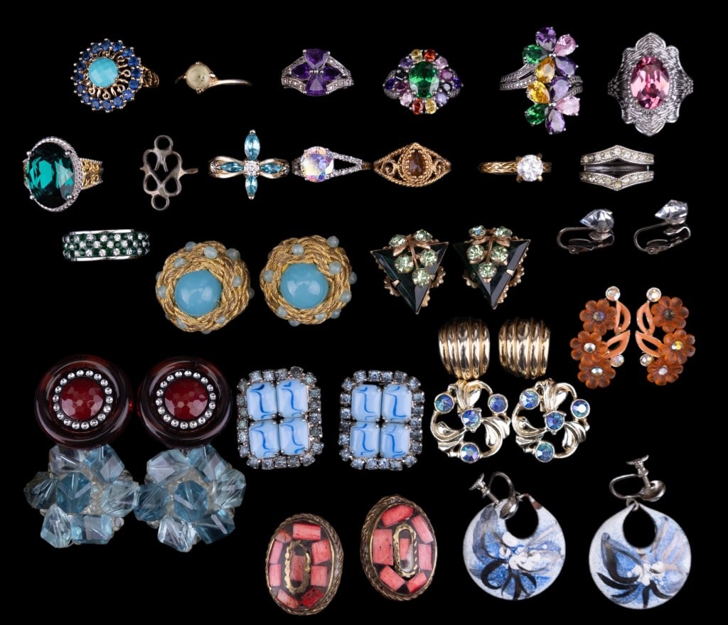 14 Costume Rings and 11 Earrings: 14 Costume Rings and 11 Earrings including 10 clip on earrings and one screwback earring.