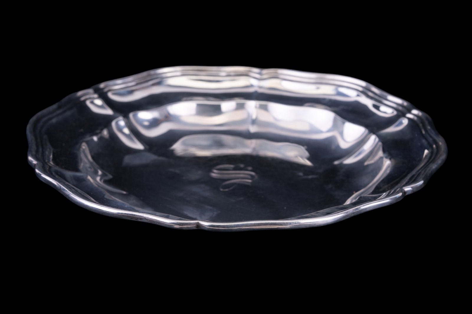 International Sterling Monogrammed Dish: Sterling silver "S" monogrammed dish measuring approx 9" dia. Total weight approx 871 g.